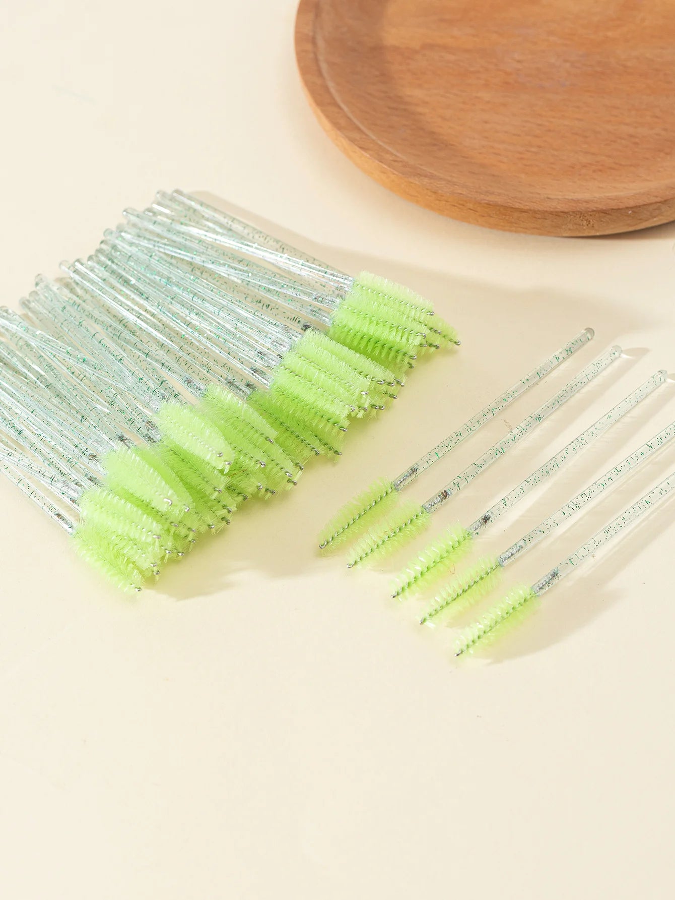 A set of 50 disposable eyelash brushes with soft bristles, perfect for mascara application and lash grooming. Ideal for lash extensions and personal or professional makeup use.