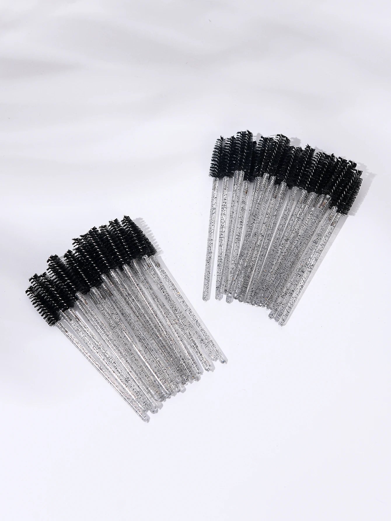 A set of 50 disposable eyelash brushes with soft bristles, perfect for mascara application and lash grooming. Ideal for lash extensions and personal or professional makeup use.