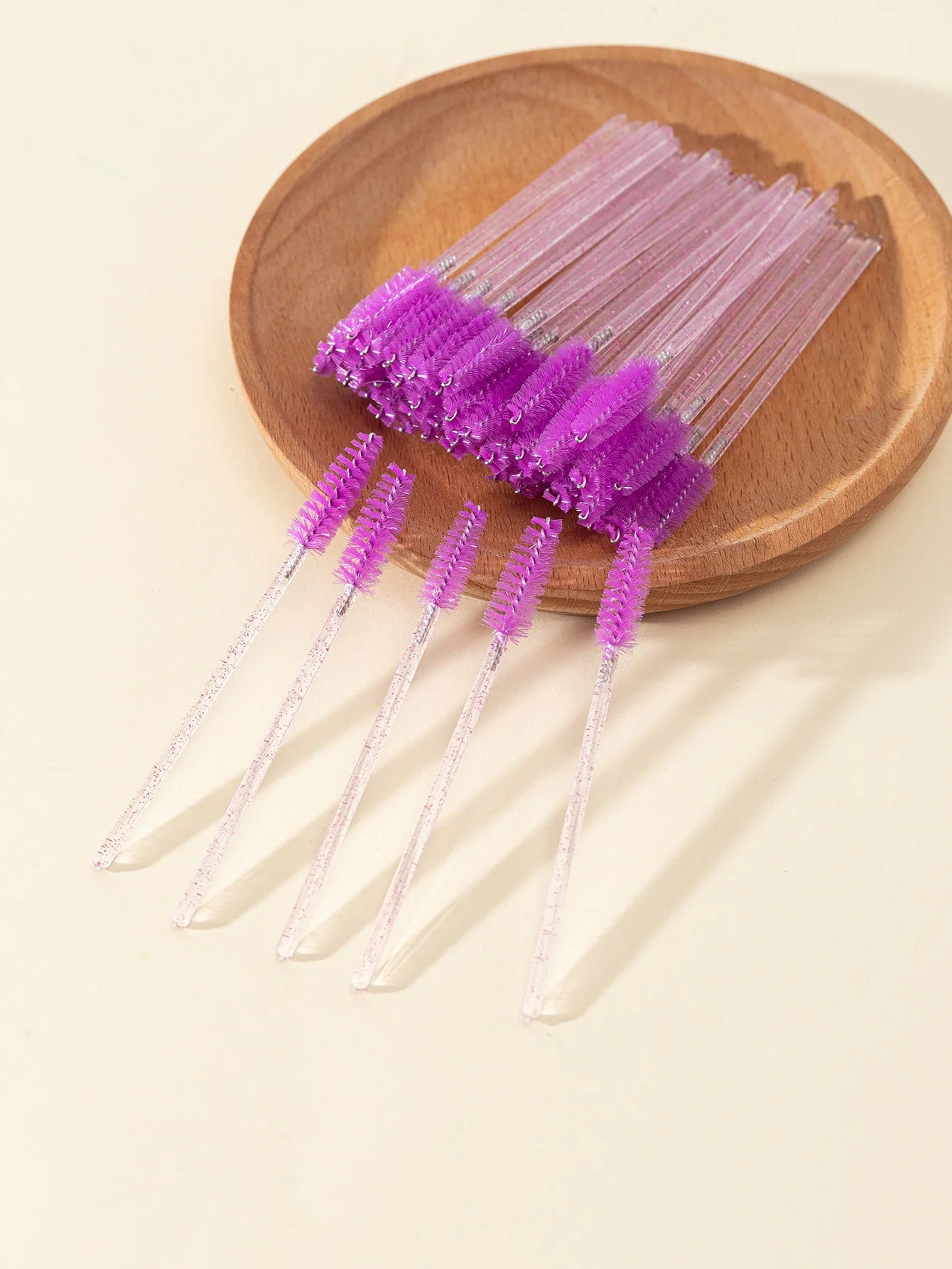 A set of 50 disposable eyelash brushes with soft bristles, perfect for mascara application and lash grooming. Ideal for lash extensions and personal or professional makeup use.