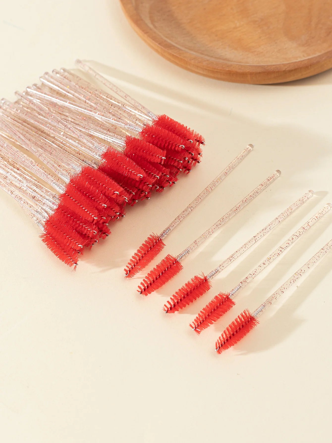 A set of 50 disposable eyelash brushes with soft bristles, perfect for mascara application and lash grooming. Ideal for lash extensions and personal or professional makeup use.