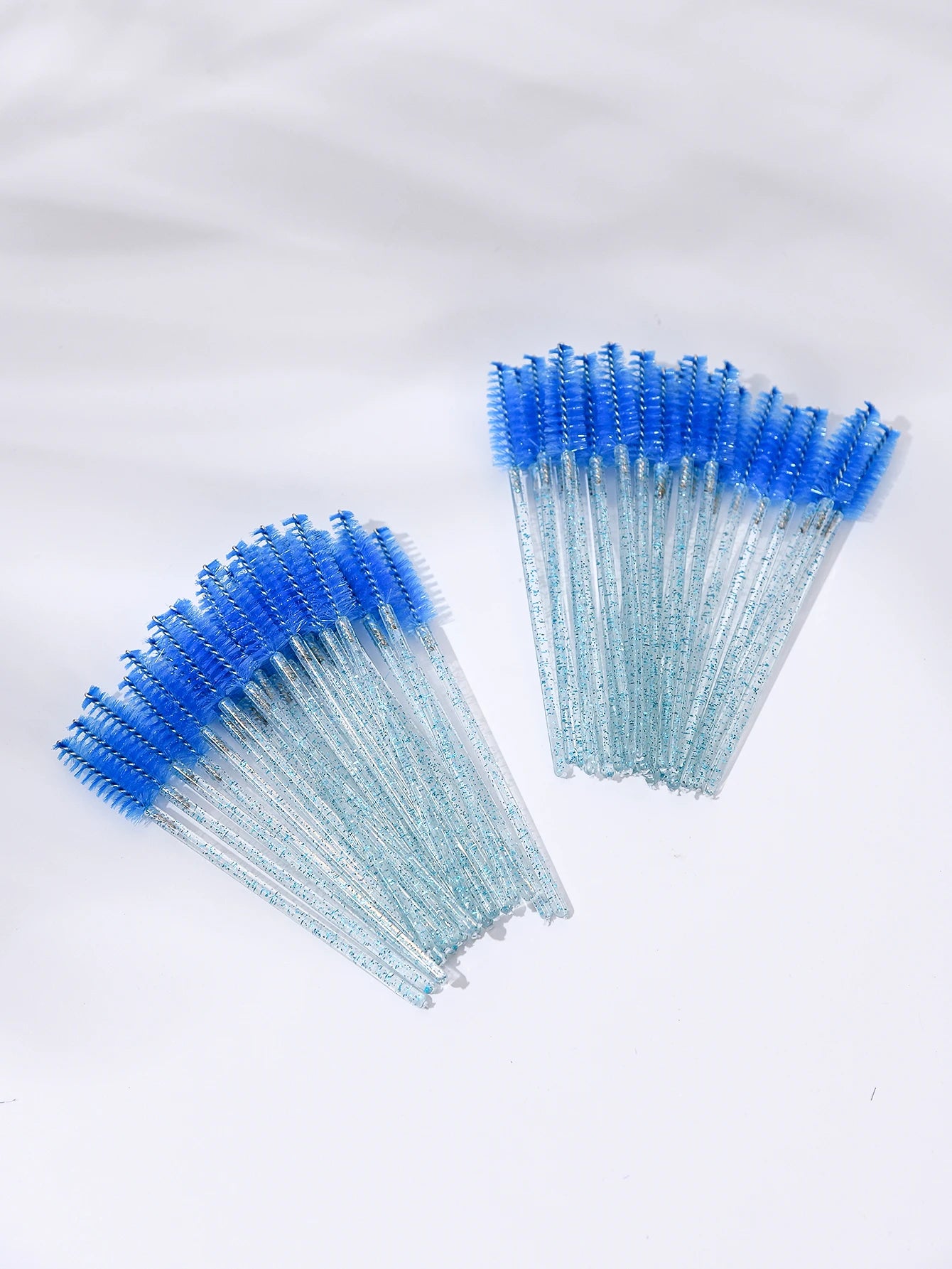 A set of 50 disposable eyelash brushes with soft bristles, perfect for mascara application and lash grooming. Ideal for lash extensions and personal or professional makeup use.