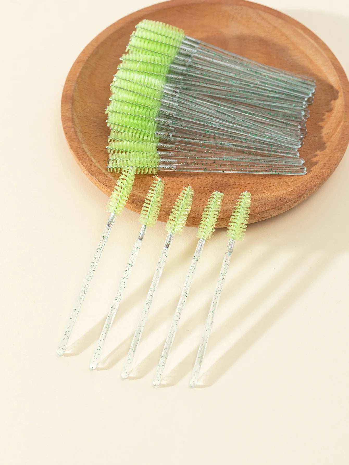 A set of 50 disposable eyelash brushes with soft bristles, perfect for mascara application and lash grooming. Ideal for lash extensions and personal or professional makeup use.